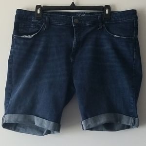 Universal thread shorts size 18